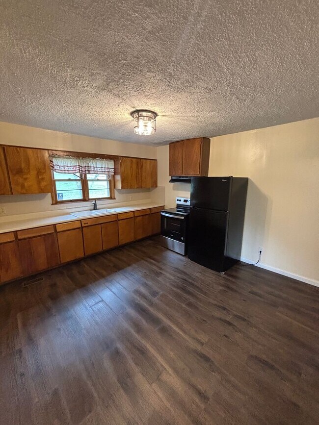 Building Photo - Newly Remodeled rancher in Halls