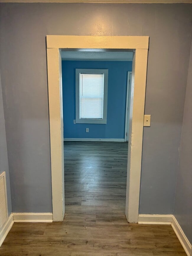 Building Photo - 2 BED 1 BATH HOME