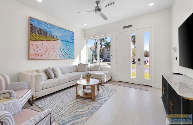 Building Photo - 104 W Pompano St