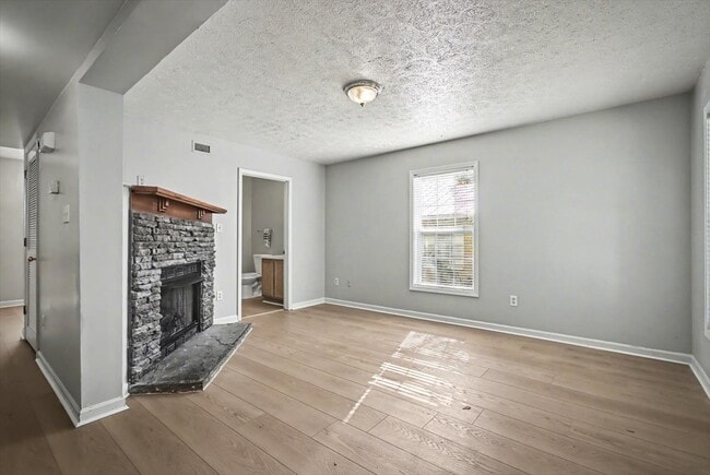 Building Photo - 1217 Clock St