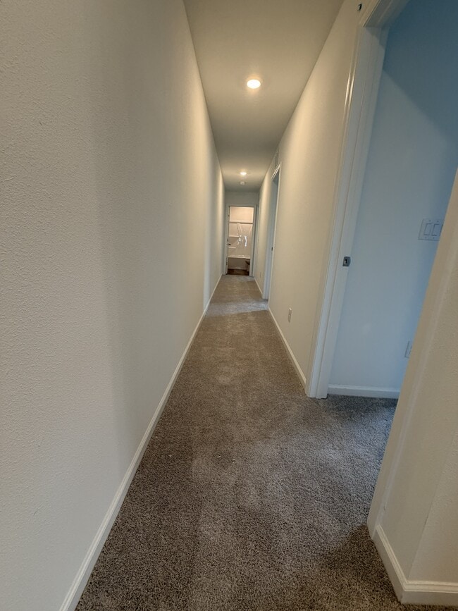 Building Photo - 523 Holly Lks Dr