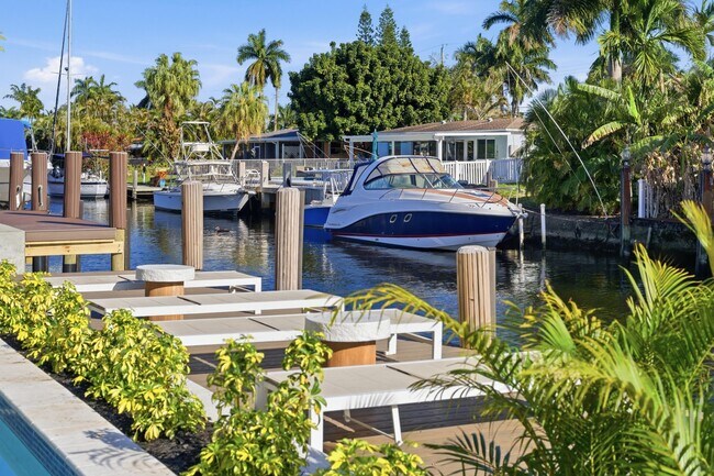 Building Photo - 1308 Avocado Isle