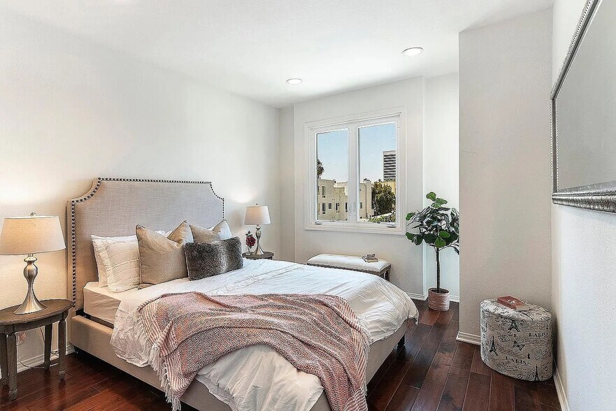 Building Photo - 1650 Veteran Ave