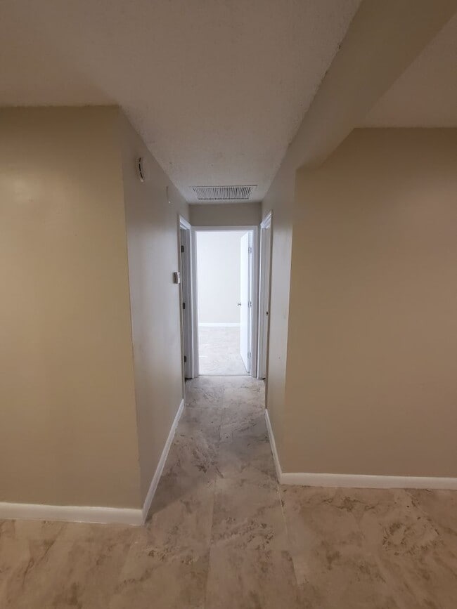 Building Photo - Cute & Cozy 2 Bedroom Cottage in Tampa $1550 Move in July 1 2026