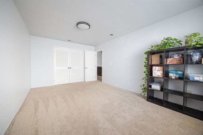 Building Photo - Cozy 3-Bedroom Home Just Walking Distance ...