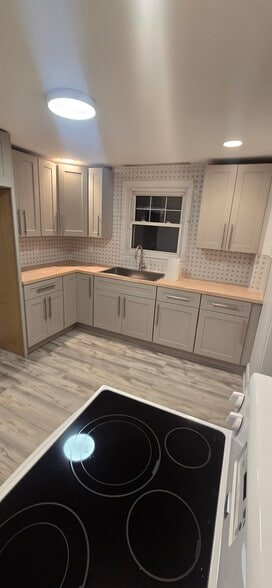 Kitchen - 949 E Walnut St