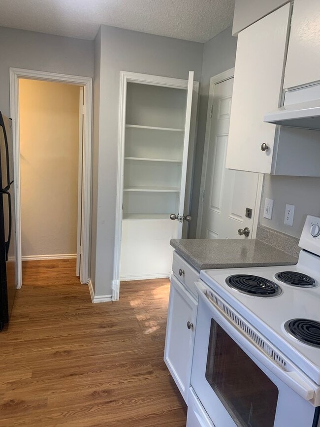 Building Photo - 3 bedroom 2 bath