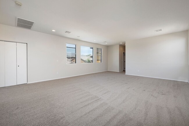 Building Photo - GATED NW HOME - 4 BEDROOMS W/ 1 BED AND BA...