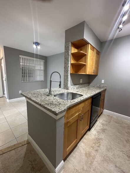 Building Photo - 2820 N Oakland Forest Dr