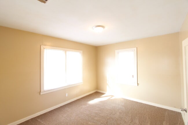 Building Photo - New On The Market! Fresh New Updates!! Bet...