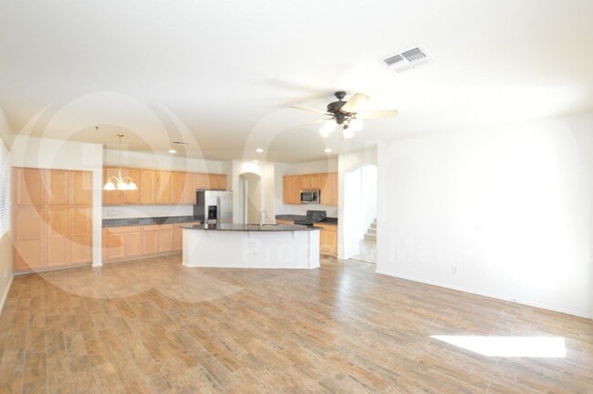 Building Photo - 3105 E Vallejo Dr