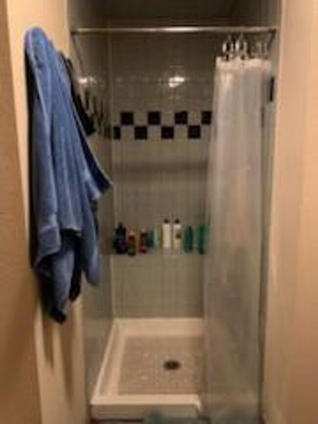 Building Photo - 2905 Robinson Ave