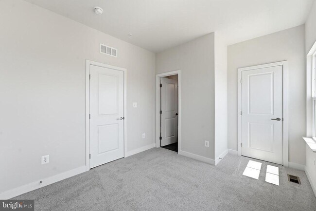 Building Photo - 16130 Hyde Pk Pl