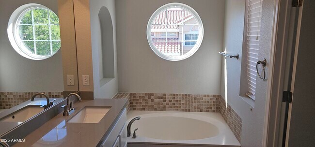 Building Photo - 7110 N 28th Dr