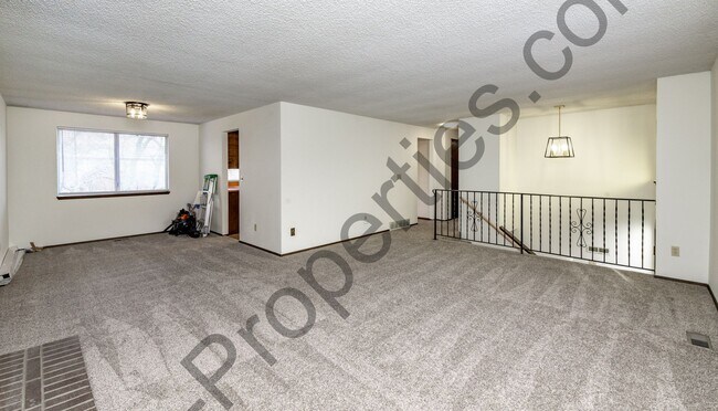 Building Photo - 4 bedroom 2.5 bathroom Home