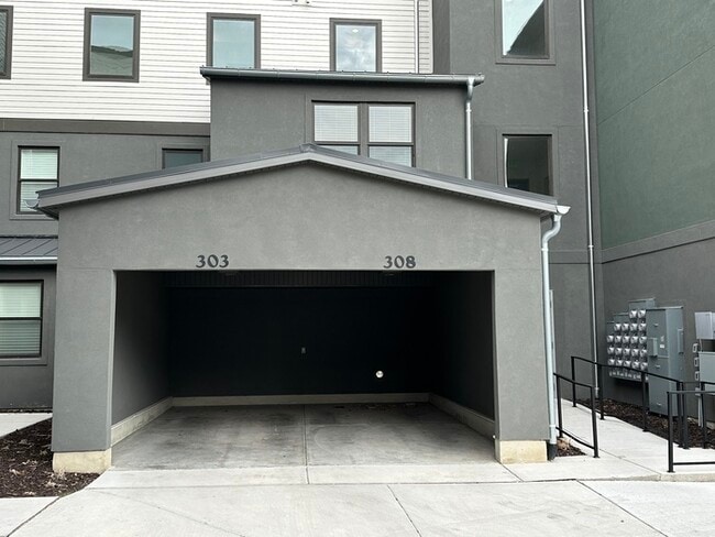 Building Photo - Modern 3-Bedroom Condo in Adventurous Daybreak!