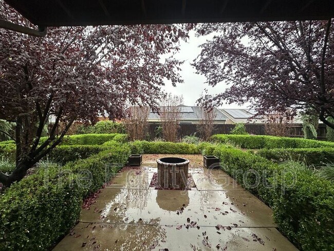 Building Photo - 3842 W Buena Vista Ave