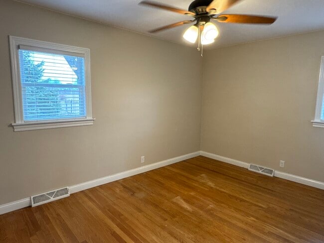 Building Photo - 233 Manor Dr