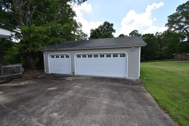 Building Photo - 2 Bedroom Home For Rent in The County!