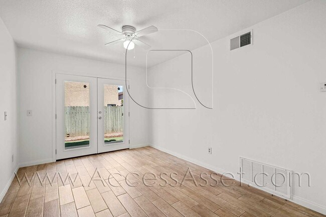 Building Photo - 661 Parkview Dr