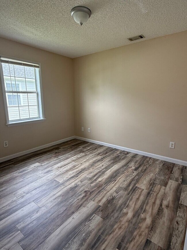 Building Photo - 3BR/2BA Single-Family Home with Versatile Bonus Room & No Carpet!
