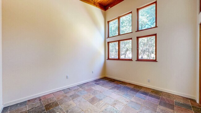 Building Photo - 812 Leslie Rd
