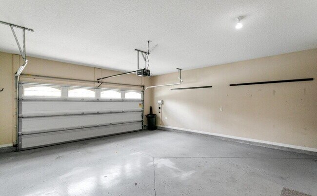 Building Photo - For Rent!!!!!  Spacious Living & Resort-Style Fun in Hamilton Glen!