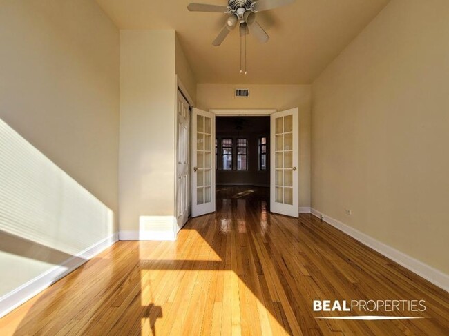 Building Photo - 2 bedroom in CHICAGO IL 60657