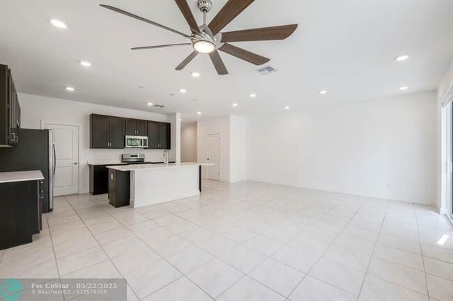 Building Photo - 210 Preserve Trl S