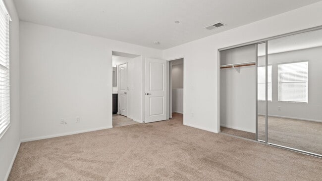 Building Photo - 2BR Townhouse in Imperial Beach with Washer/Dryer and Garage!
