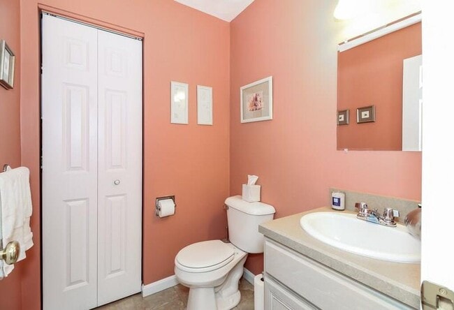 Building Photo - 5 Wake Robin Rd