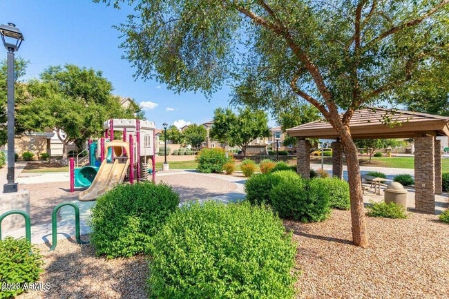 Building Photo - 968 W Aspen Way