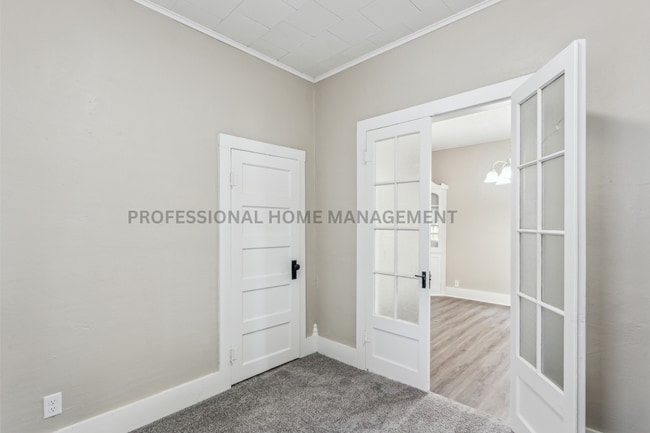 Building Photo - Beautifully updated 3 bedroom 1 1/2 bath h...
