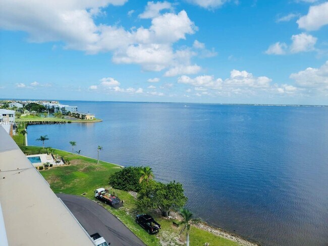 Building Photo - 1500 Park Beach Cir