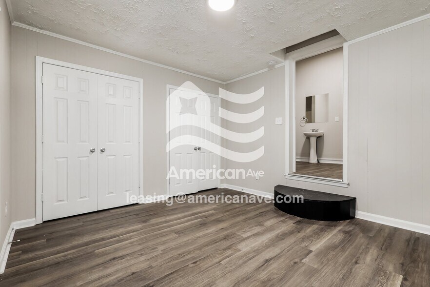 Building Photo - 2008 9th Ave