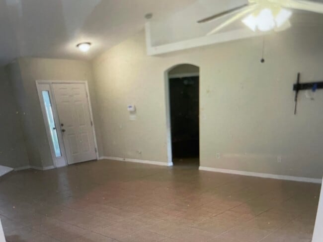 Building Photo - 435 SW Lakota Ave
