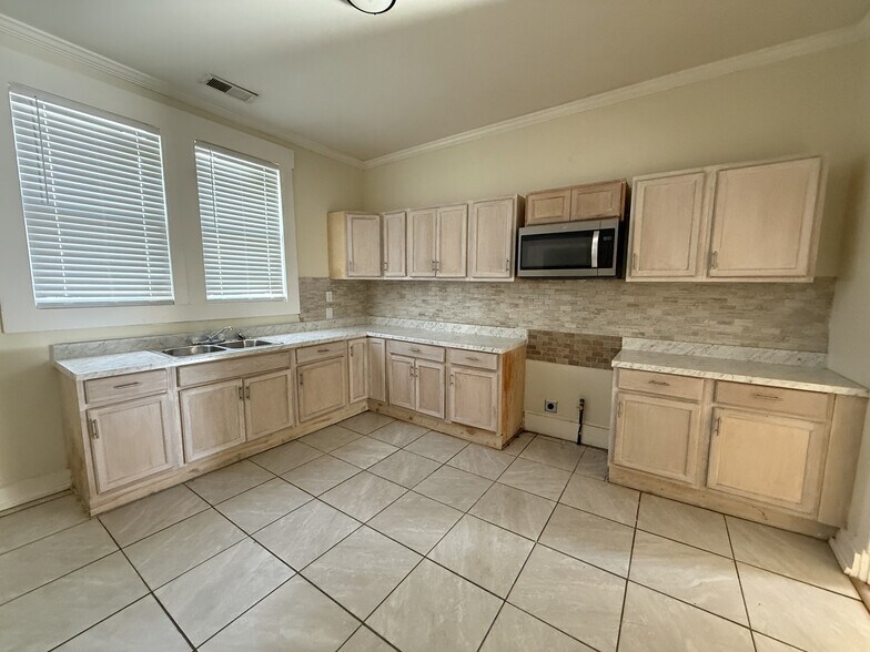 Building Photo - 1371 Ridgeway St