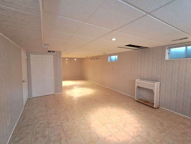 Building Photo - $2,595 - 4 Bed / 3 Bath Home with Fully Fe...