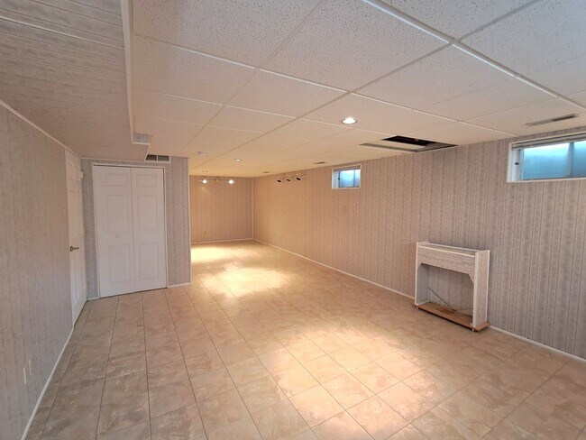 Building Photo - $3,200 -4 Bed / 3 Bath- Home with Fully Fe...