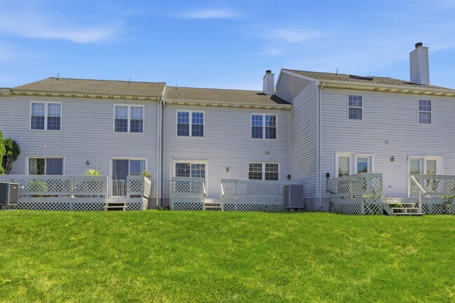 Building Photo - Stunning 3 Bedroom Townhome !