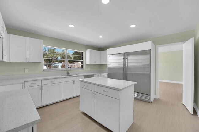 Building Photo - 154 SE Naranja Ave
