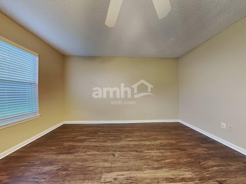 Building Photo - 1852 Willesdon Dr E