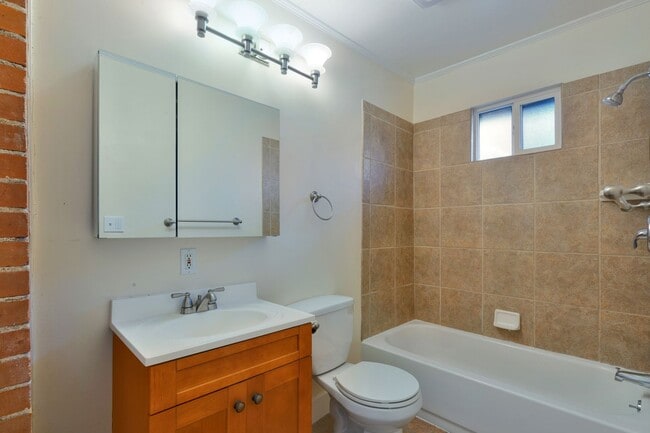 Building Photo - Charming 1924 Bungalow! 3 bedrooms and 1 b...