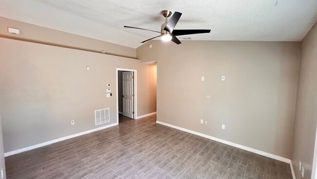 Building Photo - BEAUTIFUL 3 Bedroom 2 Bathroom home in Apopka