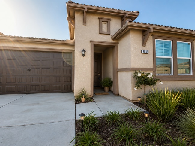 Building Photo - Modern 3BR/2.5BA Leo Wilson home!