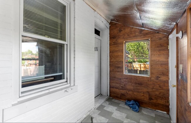 Building Photo - Amazing 2 Bedroom 1 Bathroom Home