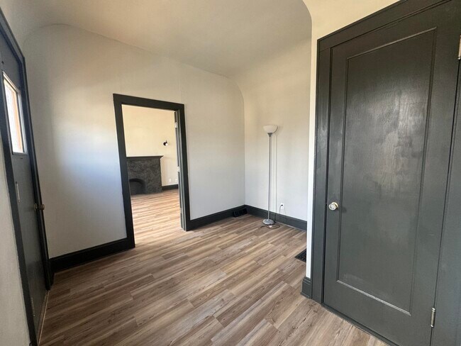 Building Photo - 2431 S 34th St