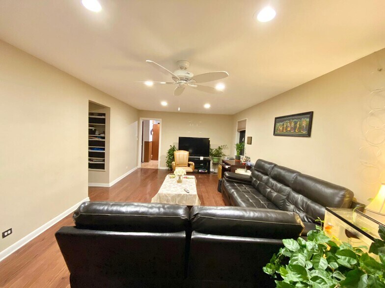 Building Photo - 850 Waukegan Rd