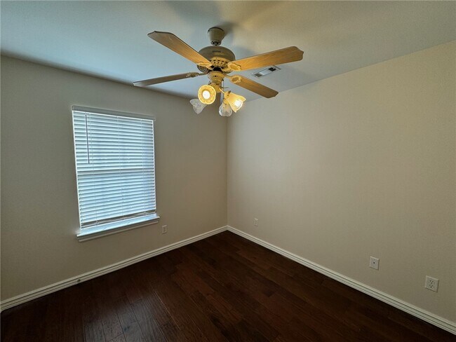 Building Photo - 1300 Yorkshire Dr