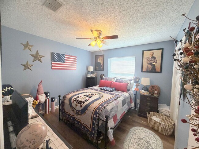 Building Photo - Fenced in 4 Bed 2 Bath in Mariners Landing